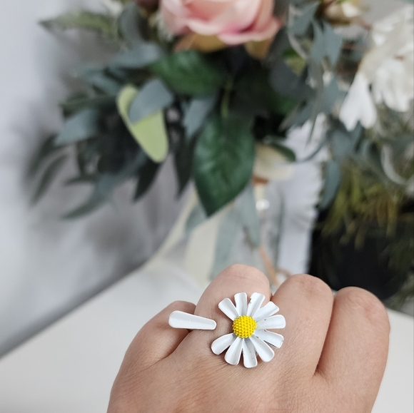🔥White and Gold Daisy Open Ring - Picture 2 of 4